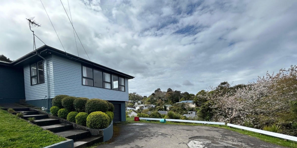 62 Larsen Crescent, Tawa,   NZ